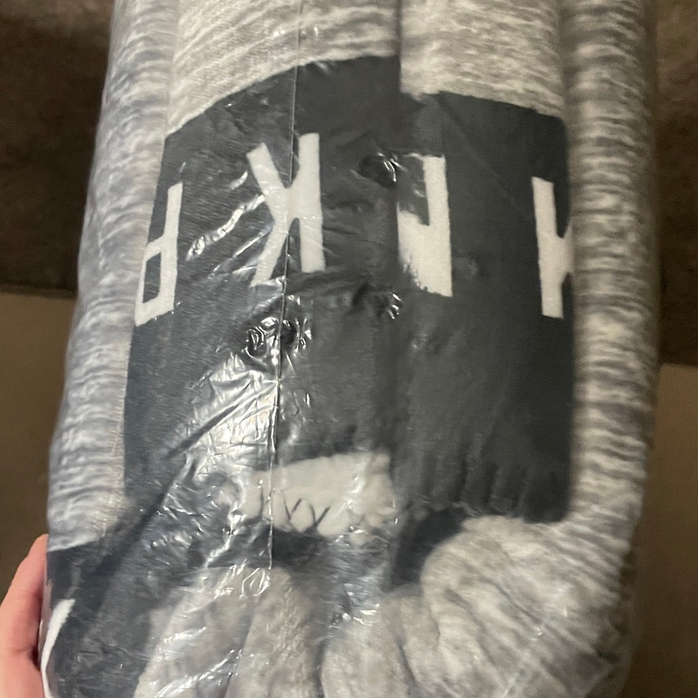 Pink Victoria’s Secret Sherpa blanket BNIB - Picture 4 of 5